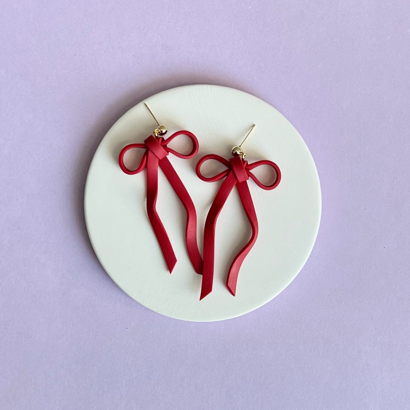 Common Good Clay – Großhandel Ohrhänger – Kleine Schleifenohrringe zum Valentinstag in Rot und Schwarz0