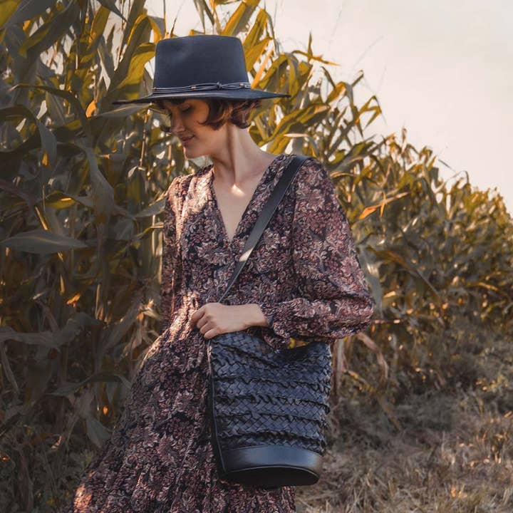 Svart vävd läderhinkväska för wholesale av Per Lei New York