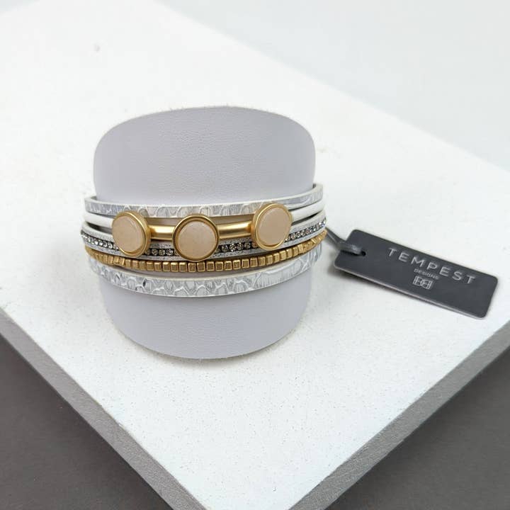 Brazalete magnético de múltiples hilos con detalle de discos de resina y pequeñas pepitas. para venta al por mayor de Tempest Designs