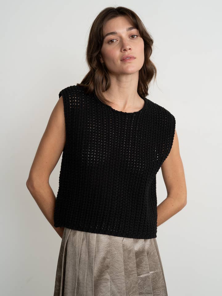 ÆRMEFØRLØS HÆKLET STRIKTOP for engroshandel hos ELLE GREY