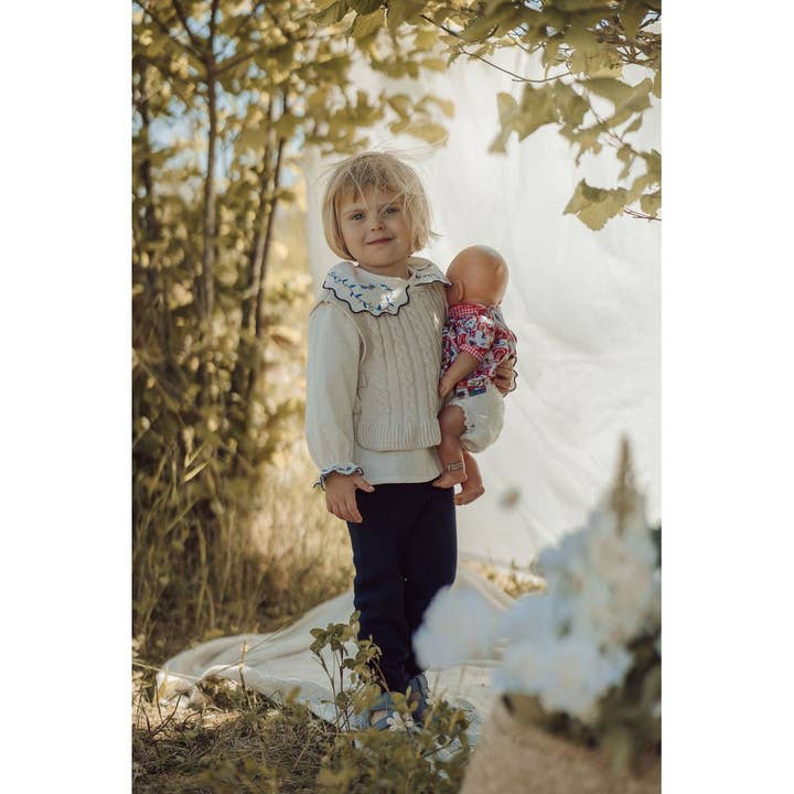 beige Økologisk Blå Blomsterfornøjelse Bluse for wholesale on Faire