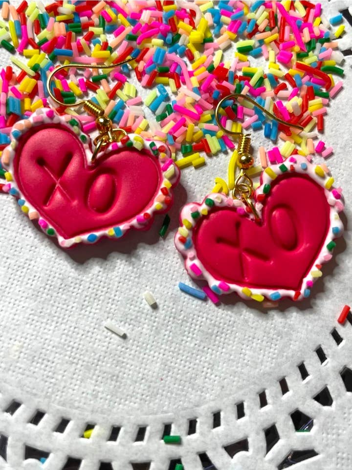 Fête XOXO Pendante pour la vente par Clay Dazing