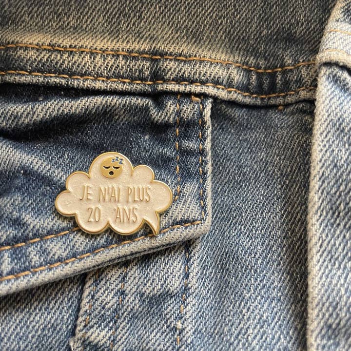 Pin's I'm not 20 anymore for wholesale by Madame la mouette