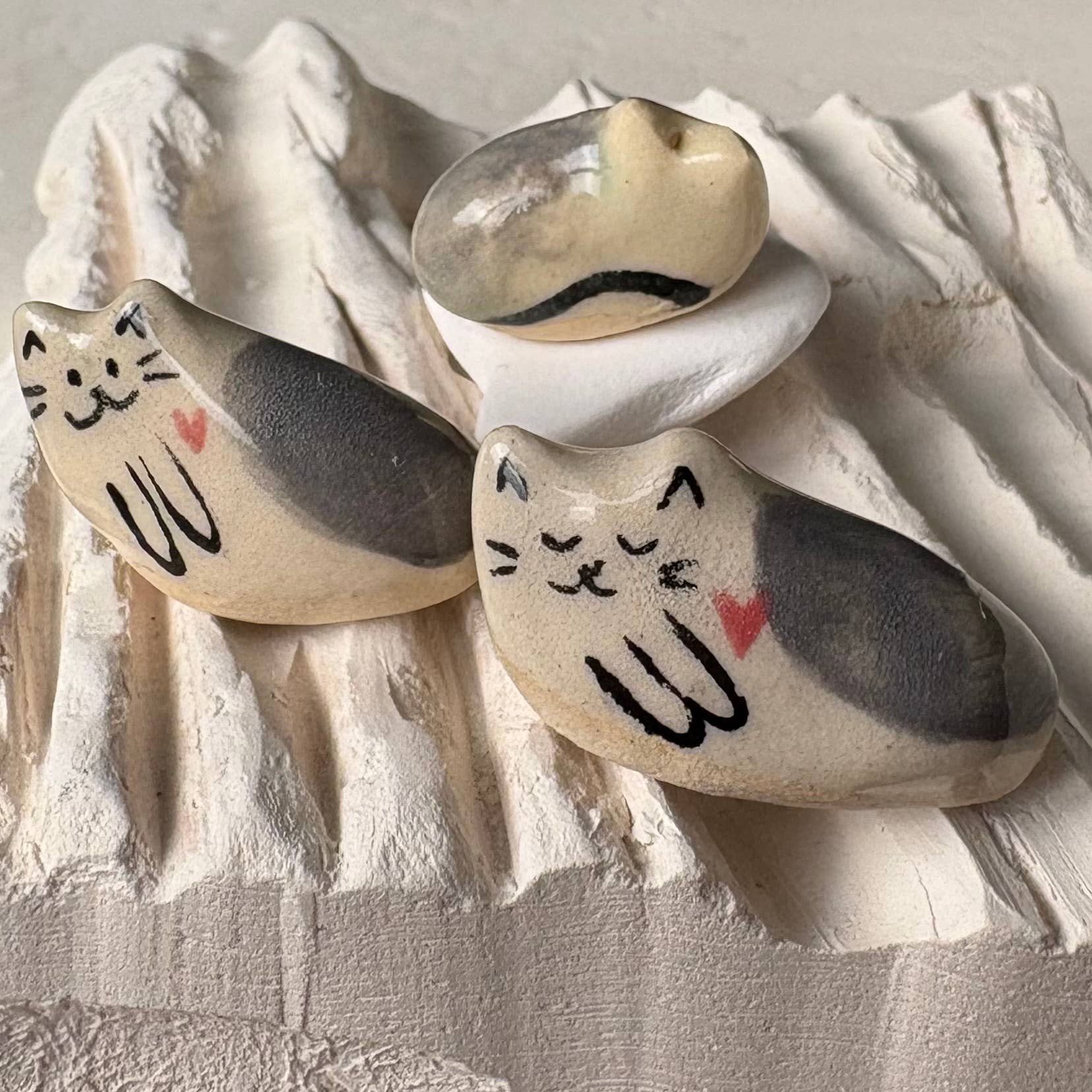 Dariia Dziuba - Wholesale Decorative Figurine - Tiny Hand-Sculpted Ceramic Cats with Heart – Assorted Designs4