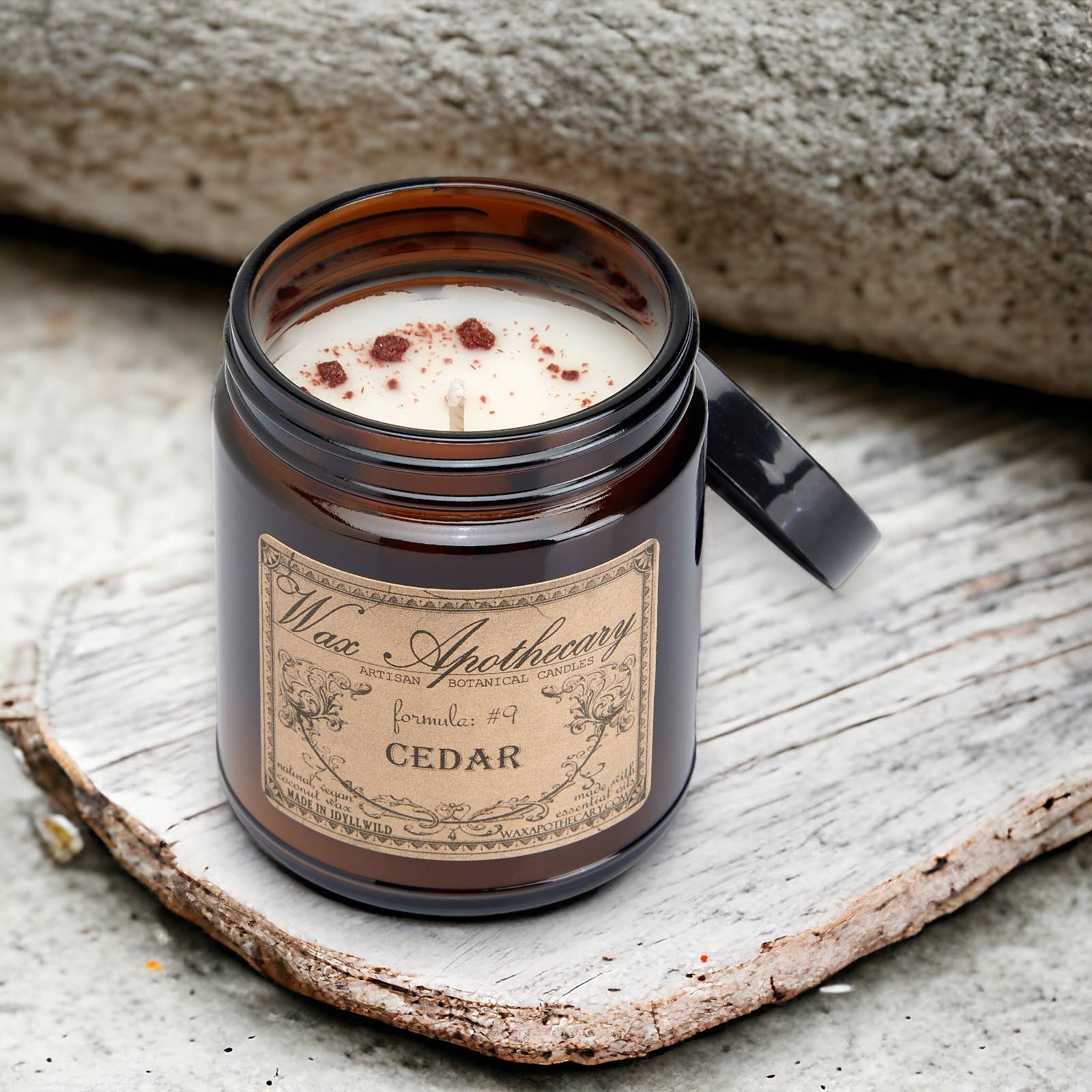 Wax Apothecary – wholesale Burkljus – Cedar 6oz botaniskt ljus i bärnstensfärgad glasburk med svart lock1