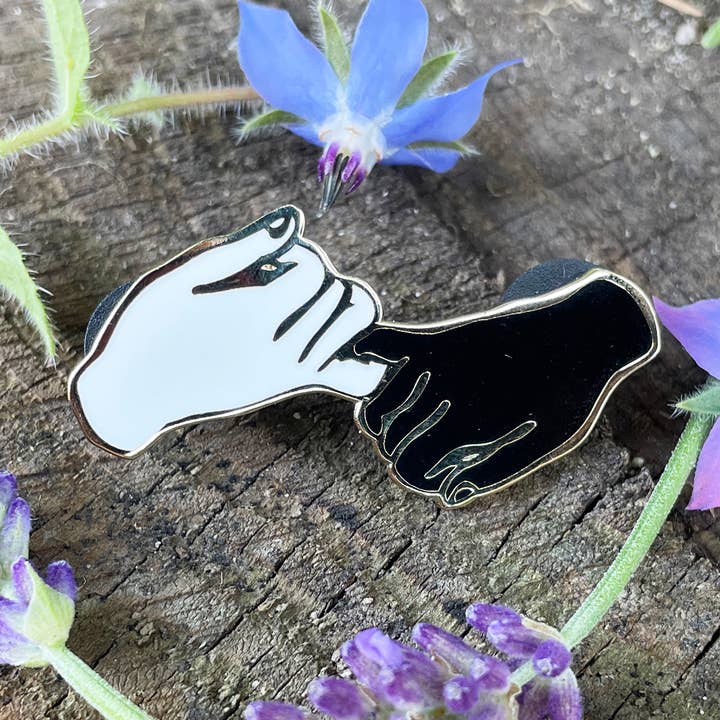 Pin - Pinky promise - pinky swear - Bianco e nero per la vendita all'ingrosso da parte di Stasia Burrington Illustration