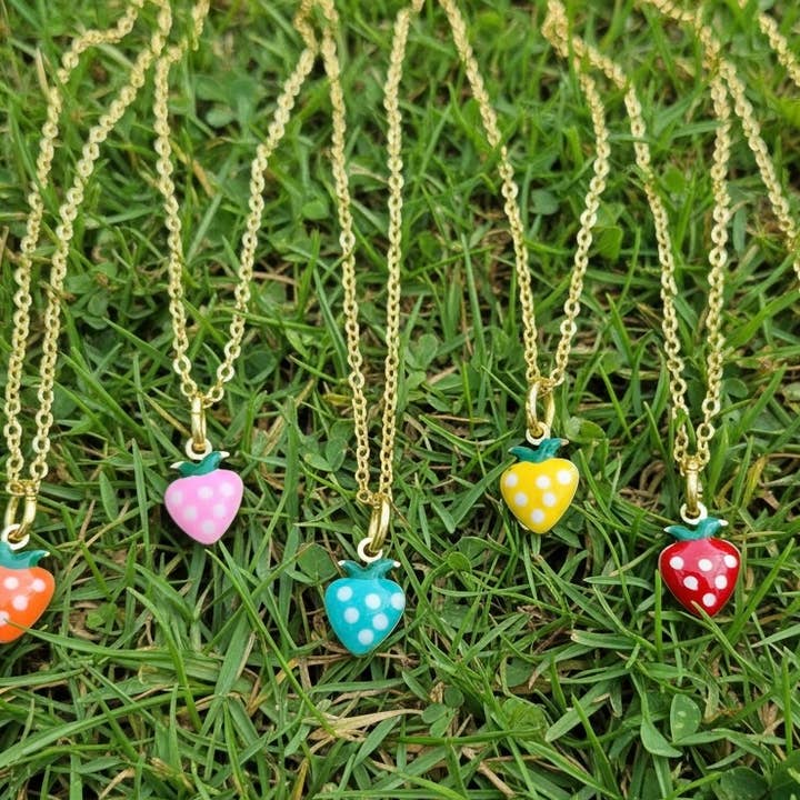 Boucles d'oreilles, collier et bracelet en émail fraise plaqué or pour la vente par Jewells