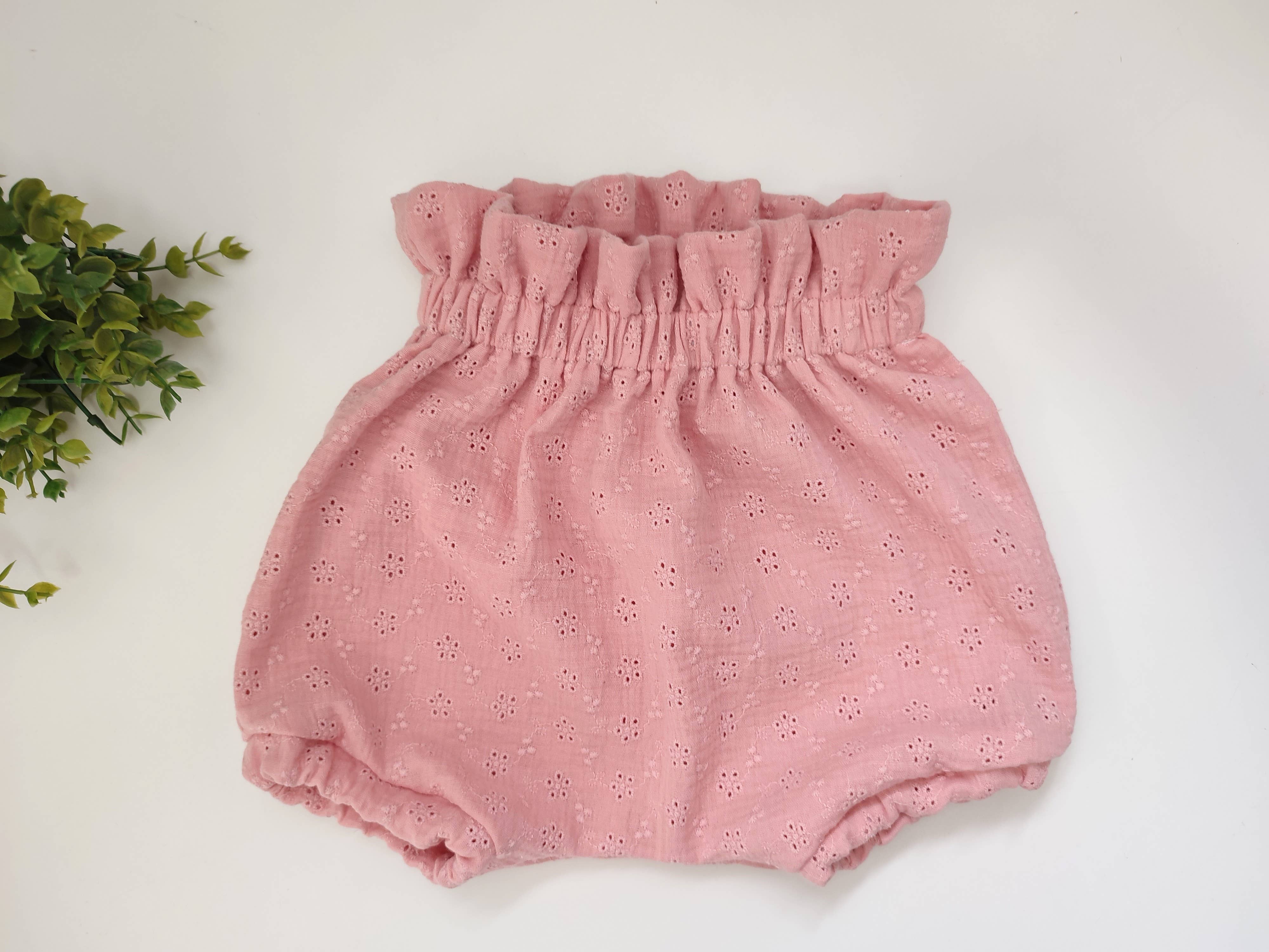 Petiteaude – Großhandel Unterwäsche/Windelüberhose – Baby – Rosafarbene, bestickte Pumphose aus Musselin mit hoher Taille1