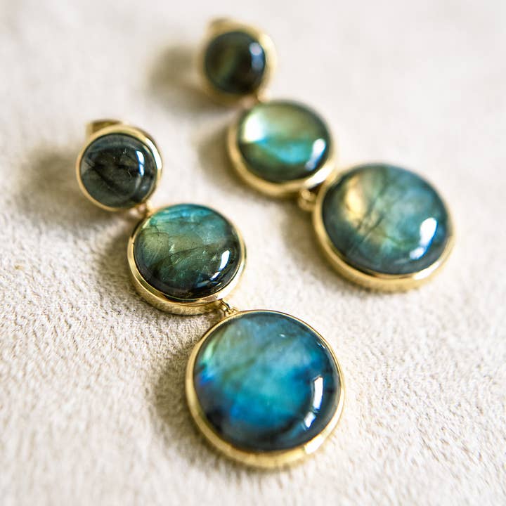 Pendientes colgantes We Go redondos en labradorita para venta al por mayor de Laura Foote Designs