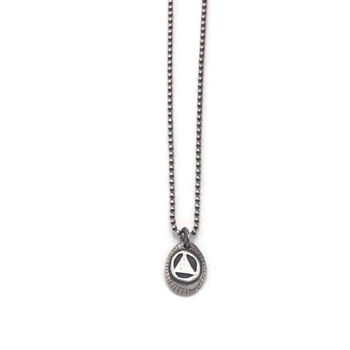 Fierce and Free Jewelry - Vente Colliers à pendentif - LE CERCLE DE SOBRIÉTÉ ET LE SYMBOLE TRIANGLE