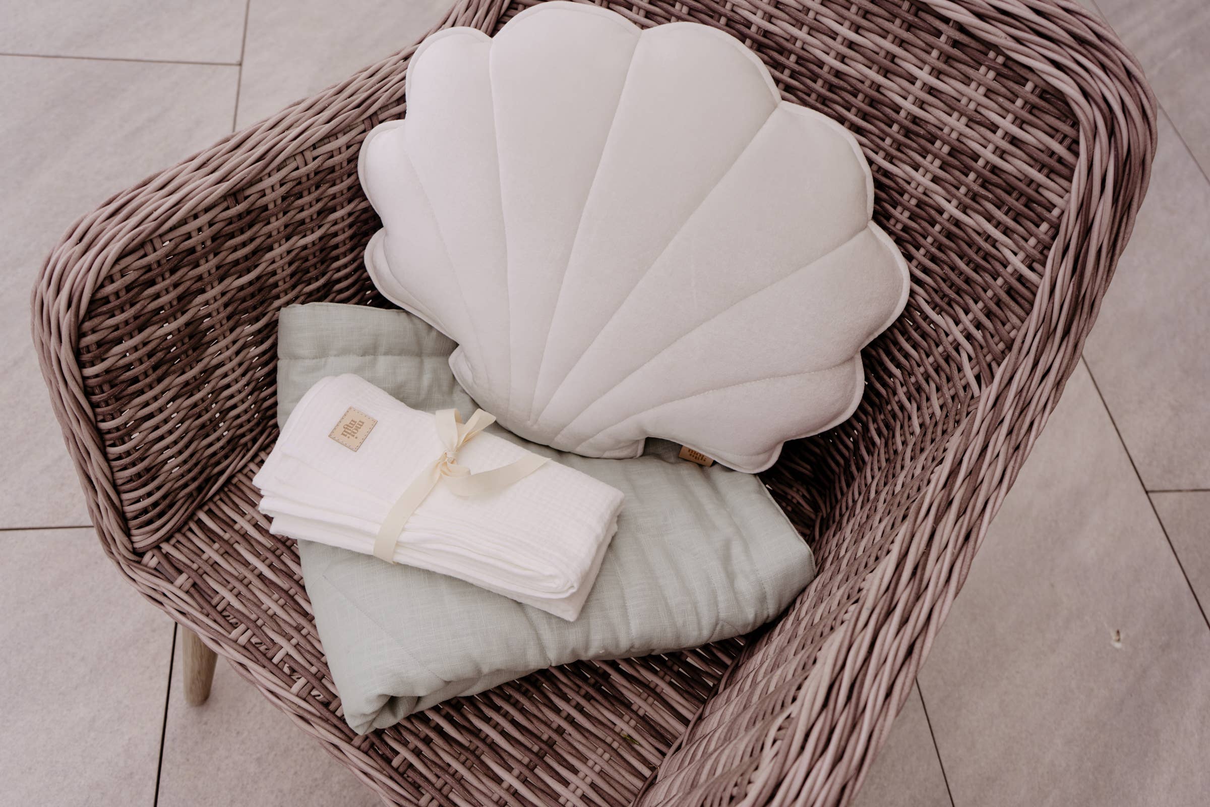 Moi Mili – Großhandel Zierkissen – Weiße Muschel-Kissen aus weichem Samt7