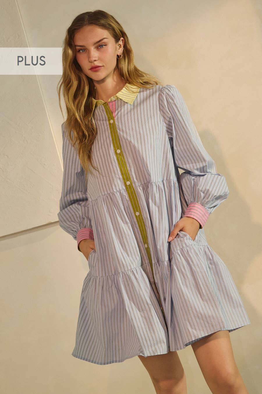 Blaue Kombo Plus gestreiftes, gestuftes Hemdkleid mit Knopfleiste für den Großhandel auf Faire0