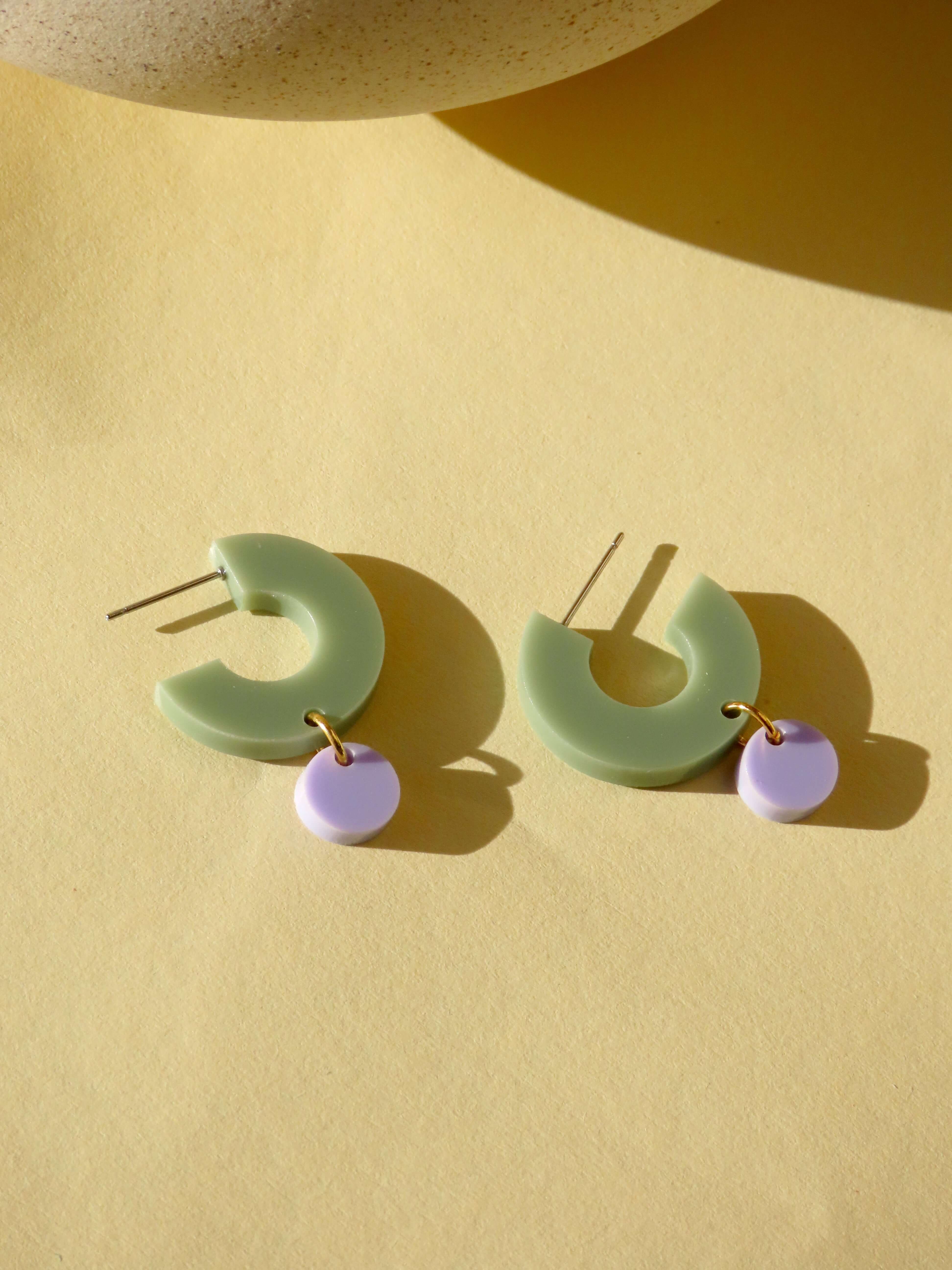 Niemalsmehrohne – Engroshandel Hoops – Creoler Silva af akryl og rustfrit stål i khaki og lilla3