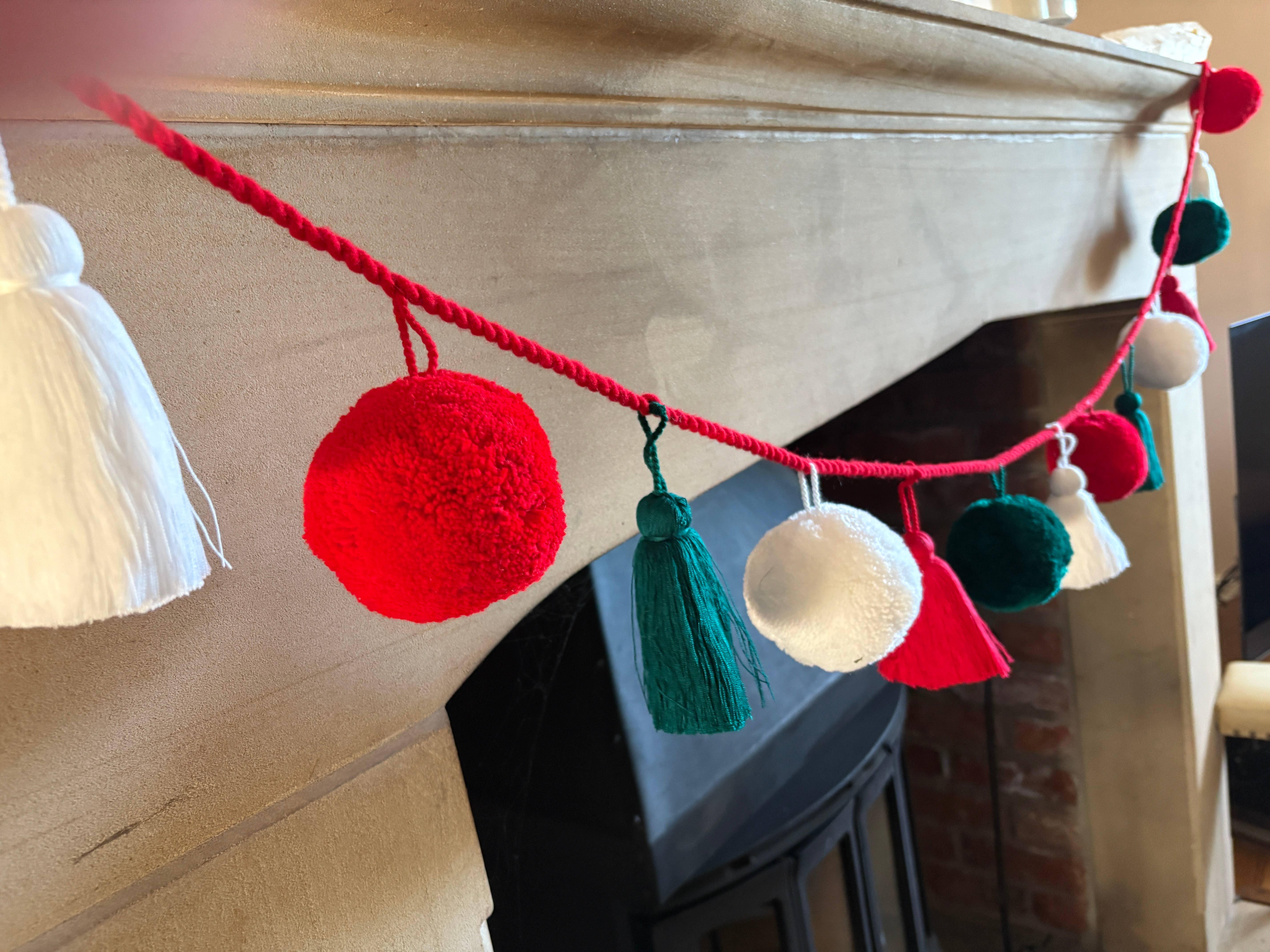 PomPom Galore – wholesale Christmas decoration – Christmas Red, White & Green, Jumbo Pom and Tassel Garland2