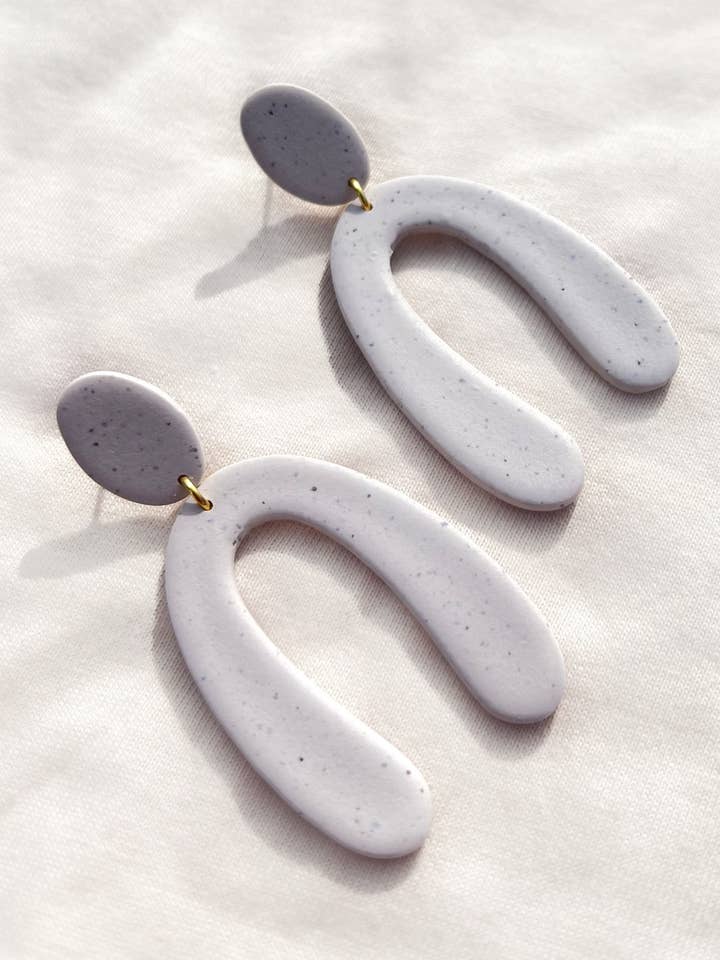 Orecchini ad arco biologici (crema maculata) per la vendita all'ingrosso da parte di Desert and Stone Jewelry