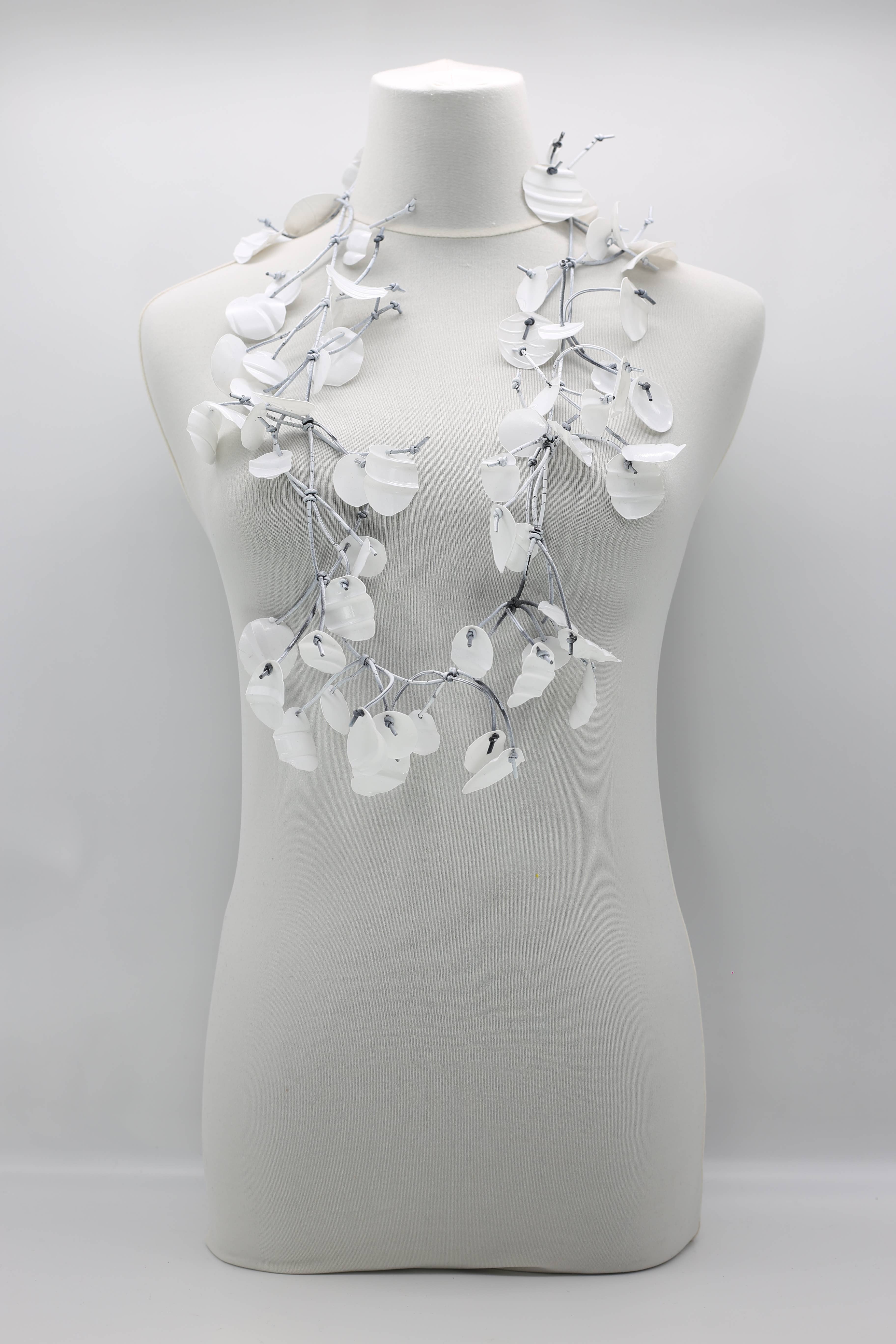 Jianhui London – Großhandel Statement-Halsketten – Halskette mit Seerosenblättern aus recyceltem Kunststoff, lang, handbemalt29