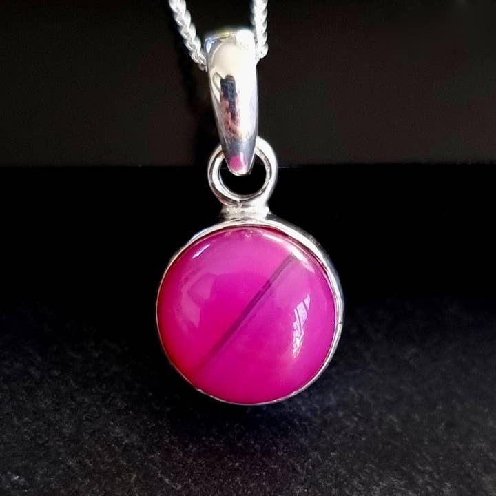 Mistry Gems – wholesale Pendant/charm necklace – Small Round HOT Pink Agate Pendant | Sterling Silver, PAGP24