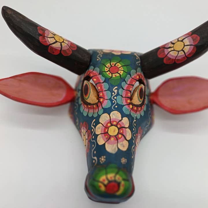 Máscara decorativa de Touro Azul esculpida à mão em madeira por atacado de La Casa Cotzal S.A.