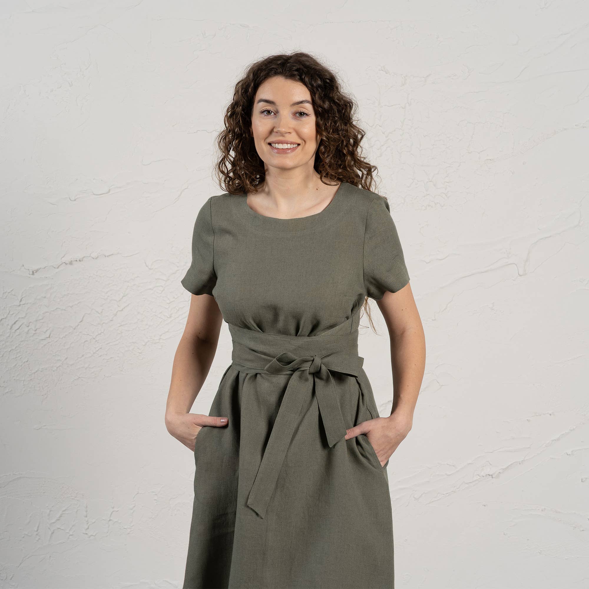 menique - Vente Robe – femme - Robe portefeuille en lin Milly - Manches courtes avec ceinture noeud pour l'été9