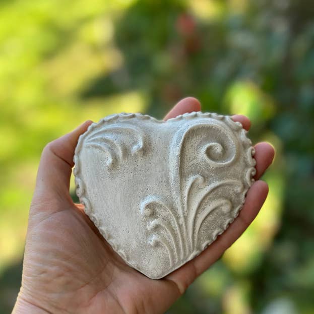 Backyard Stone Art - Wholesale Versiering/decoratie voor buiten - betonnen harten, tuinbeelden, betonkunst, tuingeschenken