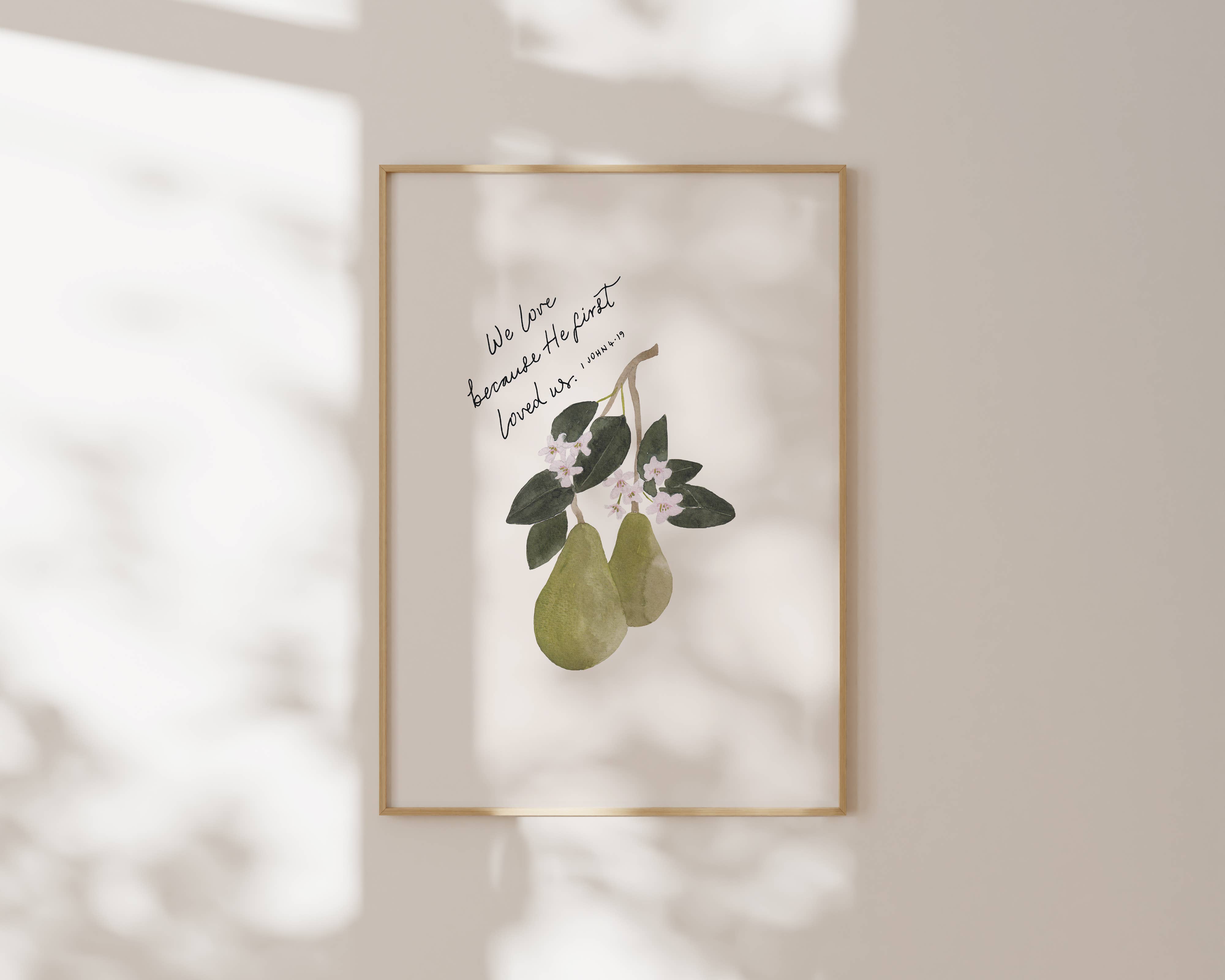 The Hidden Pearl Studio – Impressão artística por atacado – 'Ele nos amou primeiro' Impressão de Parede Cristã A4 Escritura