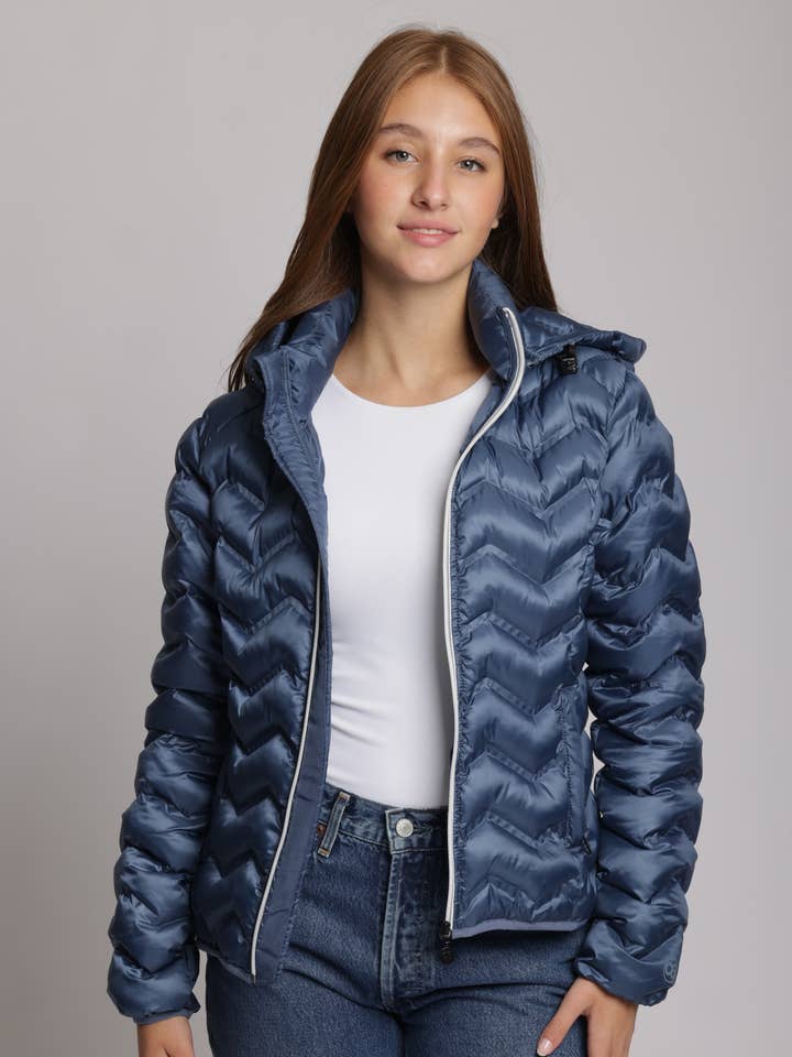 Piumino ripiegabile da donna in cobalto metallizzato per la vendita all'ingrosso da parte di O8 Lifestyle