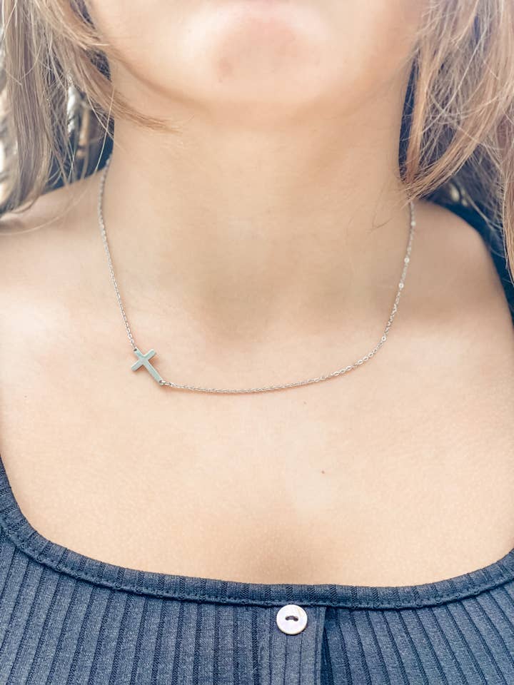 ”Tro på min sida” Silver Cross för wholesale av Harris Girls & Co.