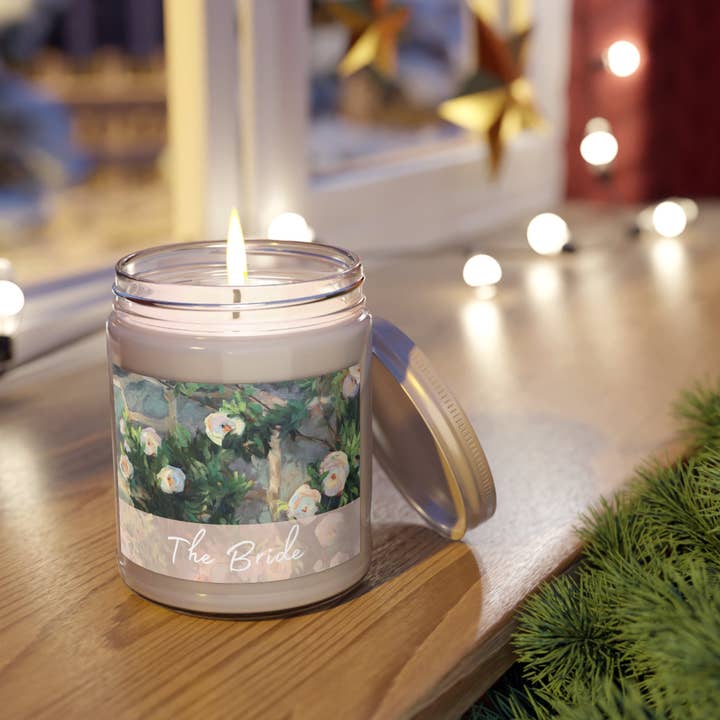Bougie en pot de cire de soja écologique de 9 oz 'Bride' I Collection Nuptiale avec œuvre 'Roses Blanches' de l'artiste américaine Barbara Cleary pour la vente par Barbara Cleary Designs