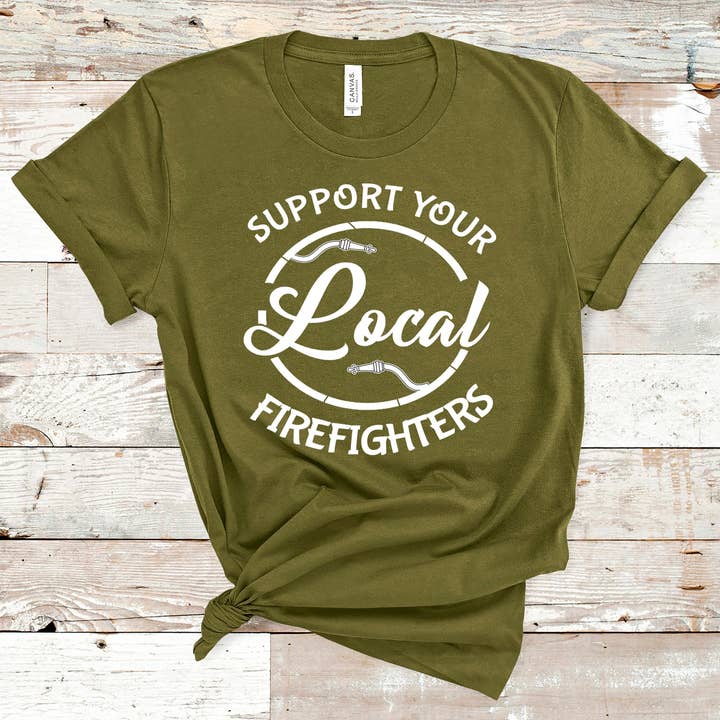 Sostieni il vigile del fuoco locale - Bella Graphic Tee per la vendita all'ingrosso da parte di LA Shirt Company