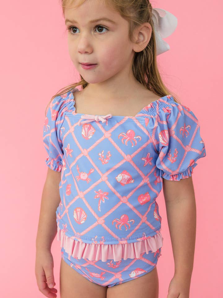 Tankini a due pezzi con volant e maniche a sbuffo Tropical Trellis per ragazze con volant posteriori distintivi. per la vendita all'ingrosso da parte di RuffleButts + RuggedButts