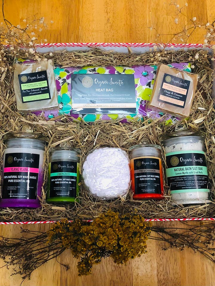 Panier cadeau Indulge pour la vente par The Organic Sweetie