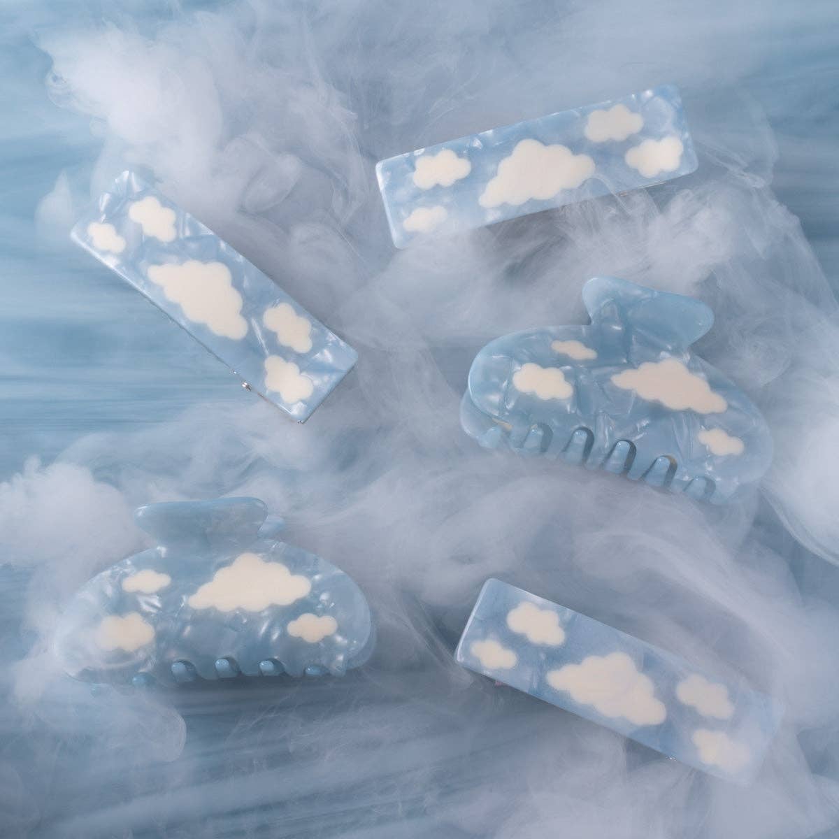 WINONA IRENE – Großhandel Haarclip – Damen – Lucy Haarspange aus Azetat in Himmelblau mit weißen Wolken4