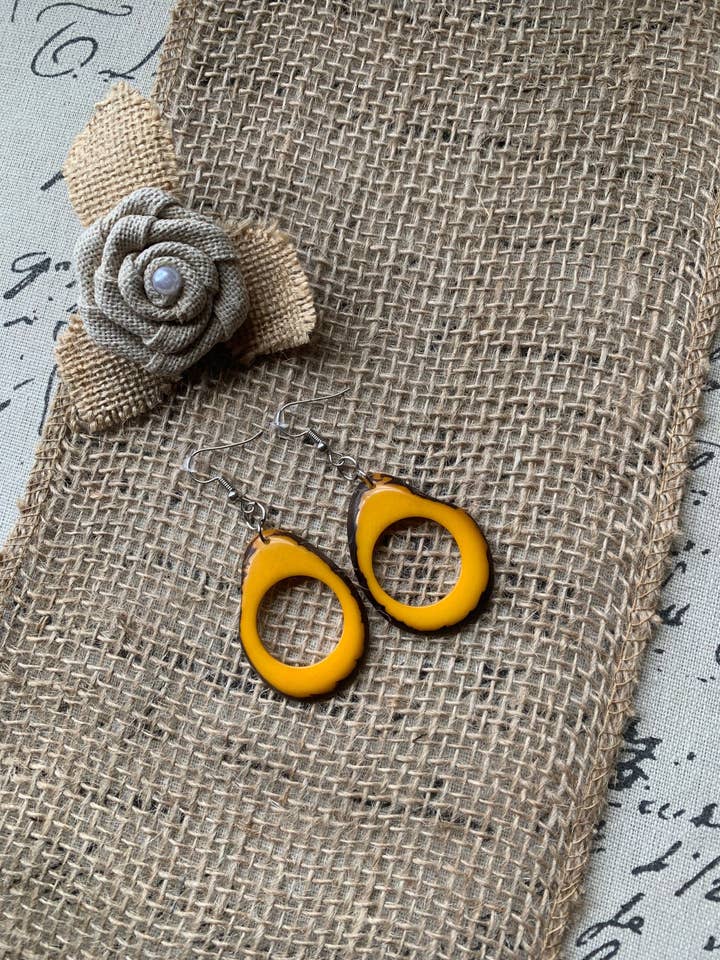 Boucles d'oreilles jaunes moutarde Boucles d'oreilles en tagua Boucles d'oreilles perles originales Boucles d'oreilles pendantes bohèmes Boucles d'oreilles à perles tombantes Art à porter Mode automnale Cadeau artistique pour la vente par Galapagos Tagua