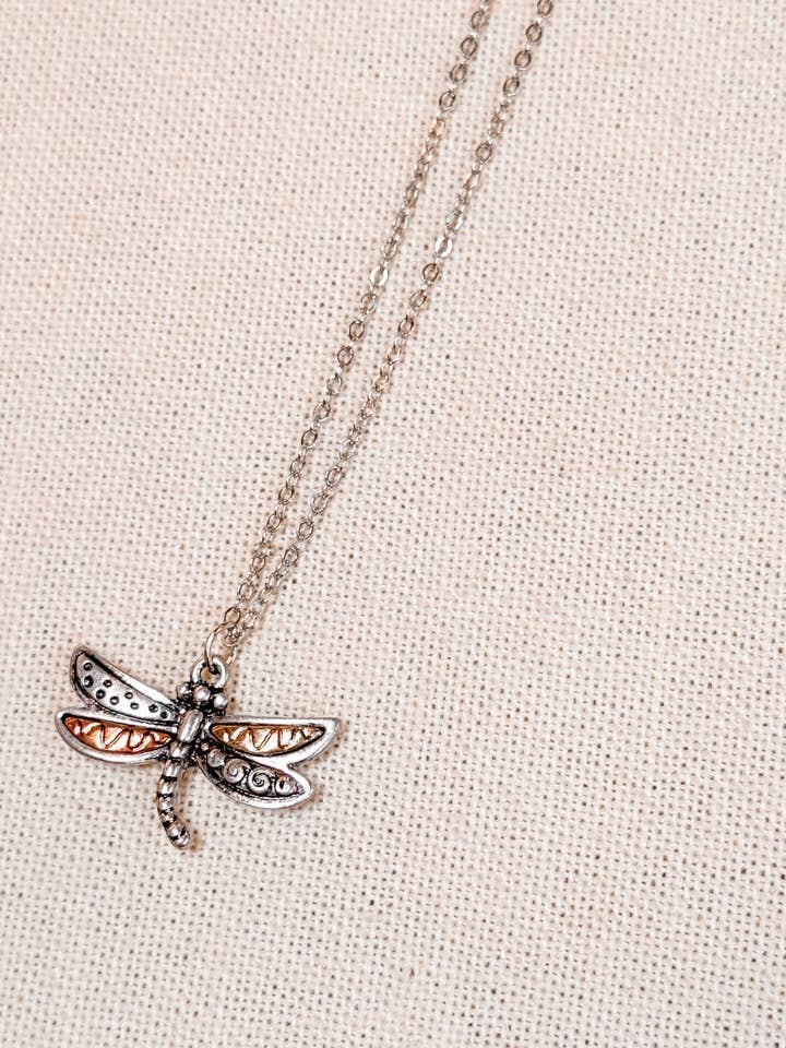 Minimalistisk antik blandade metaller Dragonfly Charm-halsband för wholesale av Juniper Wish
