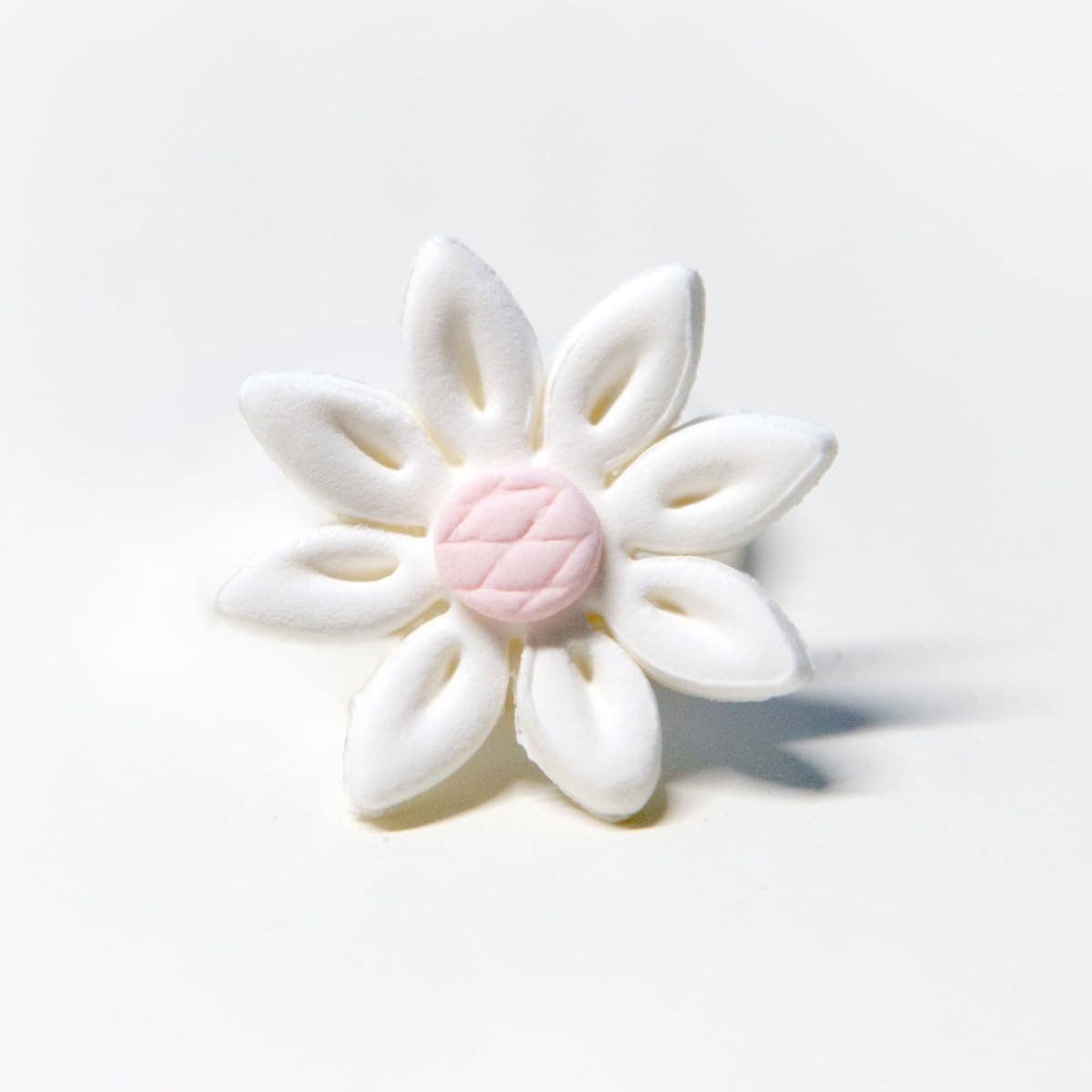 Global Sugar Art - Wholesale Cake/cupcake topper - Edible Daisy Cake Decorations, White and Pink Sugar Flowers, Unwired 1 Inch, Daisy Cupcake Toppers, Edible Flowers Cake Decorations by Chef Alan Tetreault, Global Sugar Art