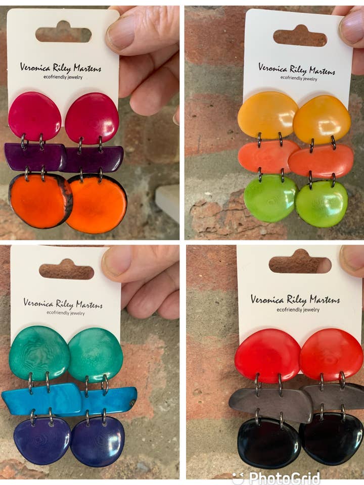 orecchini a perno a tre colori con forme organiche per la vendita all'ingrosso da parte di Veronica Riley Martens