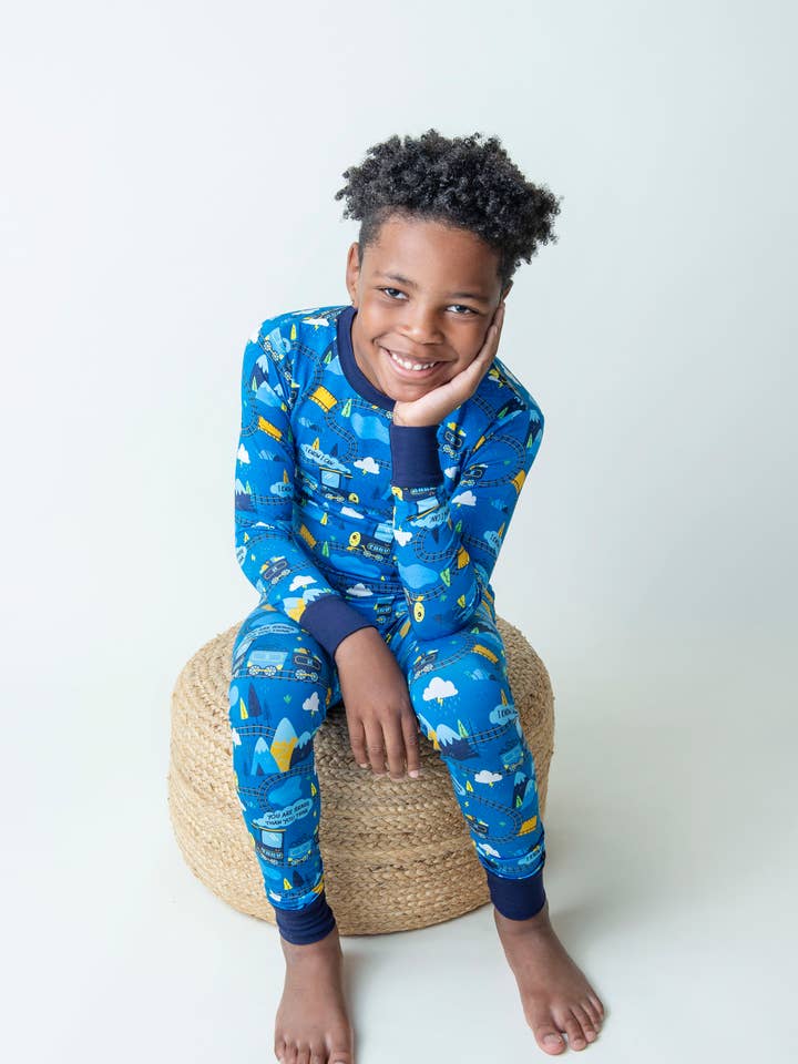Train | Pyjamas en bambou à bouton-pression avant pour enfants indépendants pour la vente par Penny’s Pixies | Sleepwear for Independent Dressing
