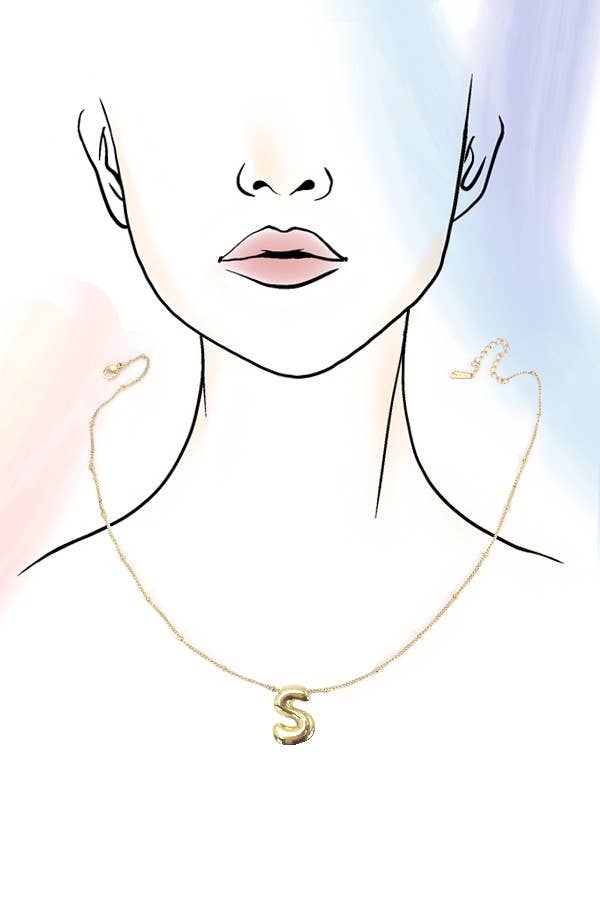 JOSSLYN by wall to wall – wholesale Hänge-/berlockhalsband – Ballongbokstavs-halsband i rostfritt stål med gulddoppning | 40NK31616