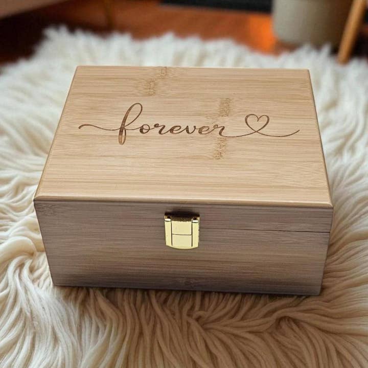 Boîte à souvenirs en bambou gravée : Amour, Maison, Pour toujours - Boîte à mémoire personnalisation optionnelle pour la vente par Newfashioned Relics