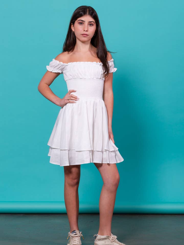 SAGE Off-Shoulder Kleid mit gesmokter Taille und gestuften Rüschen für den Großhandel von Miss Behave Girls Corp.