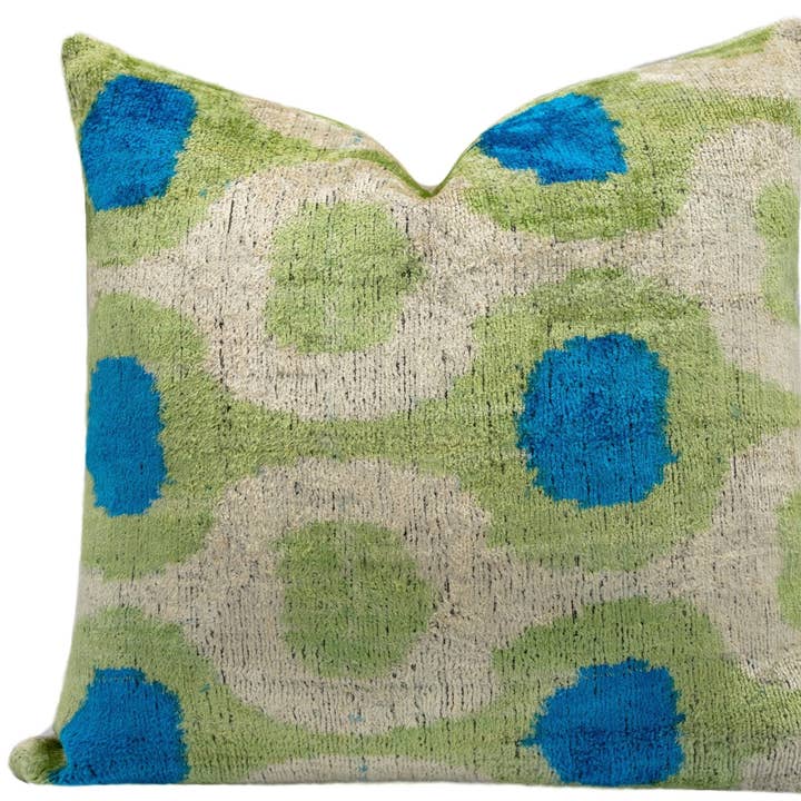 Coussin vibrant 16 x 16 en velours de soie ikat fait main avec insert en plumes de duvet de qualité supérieure par Canvello — Teintes vertes et bleues vives pour la vente par Canvello