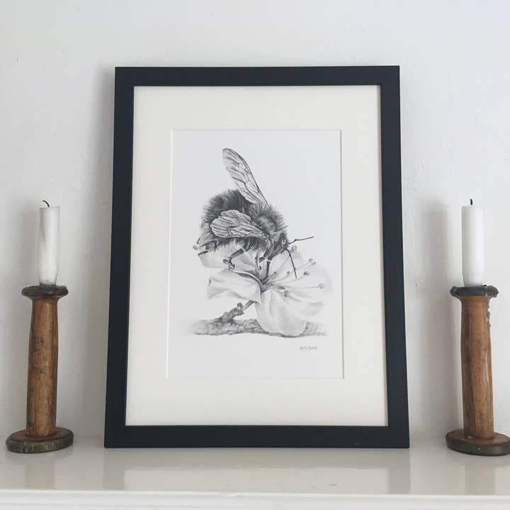 Kelly Barnes Portraits – wholesale Konsttryck – Humla monterat tryck | Blyertsteckning | Vilda djur och växter