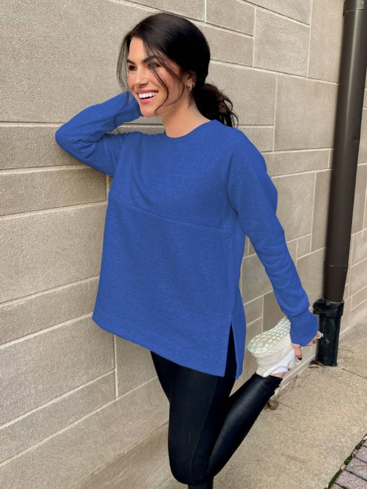 Sweat-shirt tunique d'infirmière de yoga - Bleu cobalt pour la vente par Nursing Queen