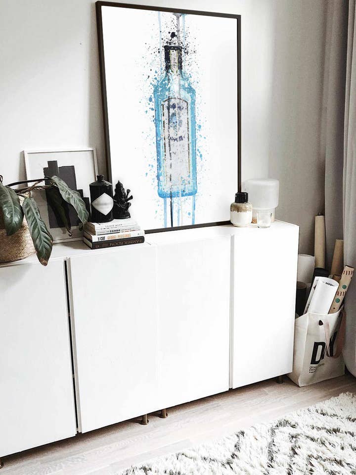 Art mural imprimé bouteille de gin « Ocean Blue » pour la vente par We Love Prints