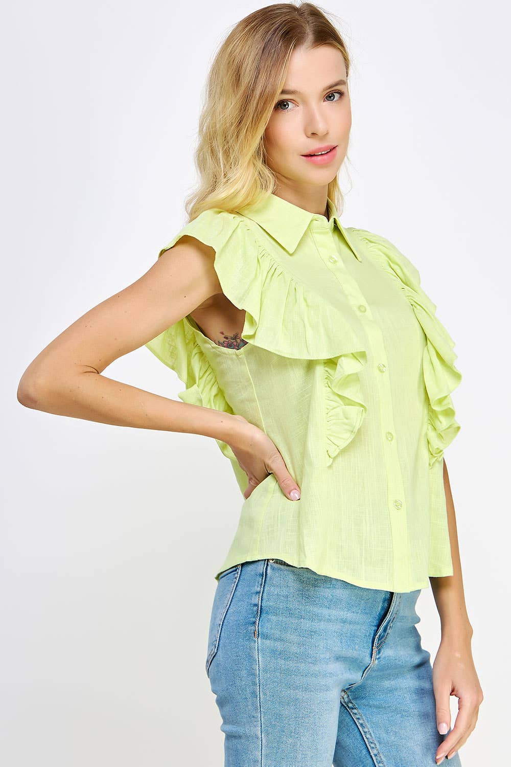 Strut & Bolt - Venta al por mayor Camisa con botones - Mujer - Blusa de lino sin mangas con volantes en los hombros10