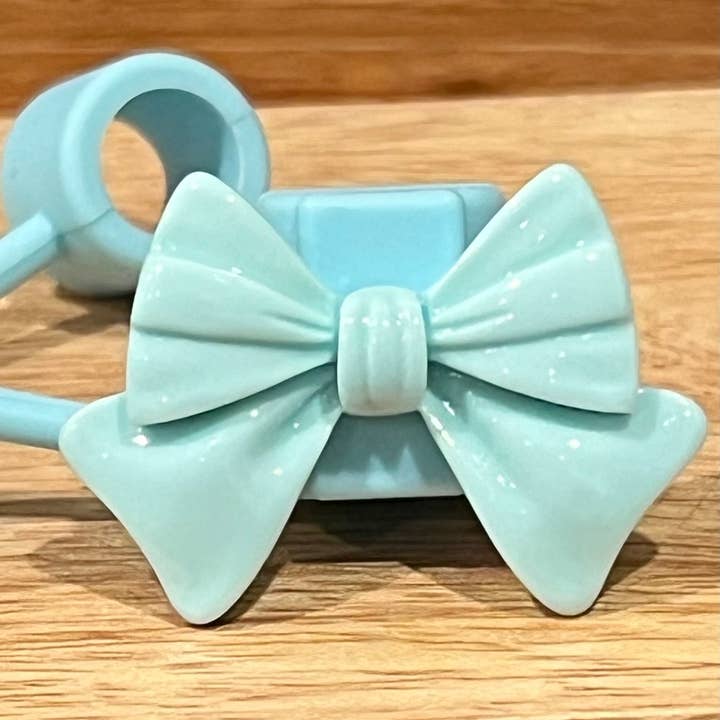Coperchio in silicone per cannuccia Aqua Bow 10mm per la vendita all'ingrosso da parte di Olive Lane Accessories