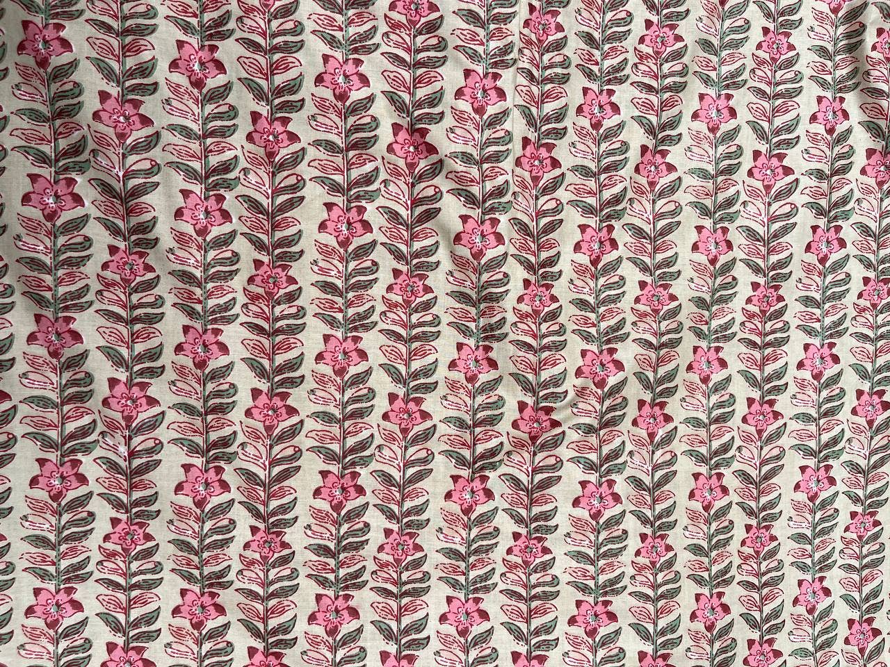 GYPSY STUDIO – Großhandel Textilfarbe – Schöner Baumwollstoff mit Blumenmuster für Kleider und Vorhänge1