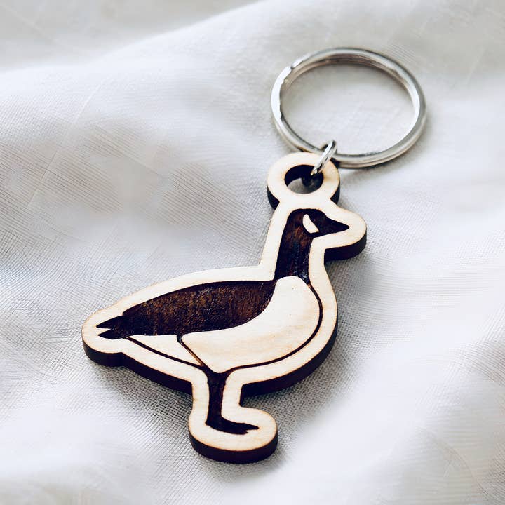 Porte-clés en bois gravé Canada Goose© par Aurora North Home™ pour la vente par Aurora North Home