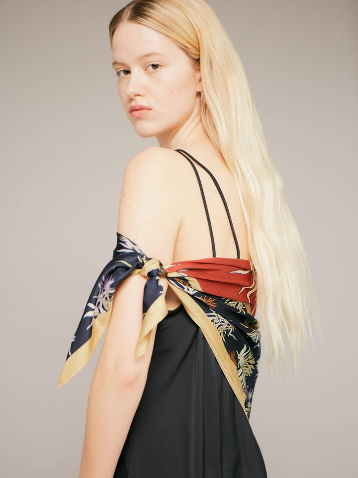 Écharpe midi Actinaria Brick Red pour la vente par Sicels