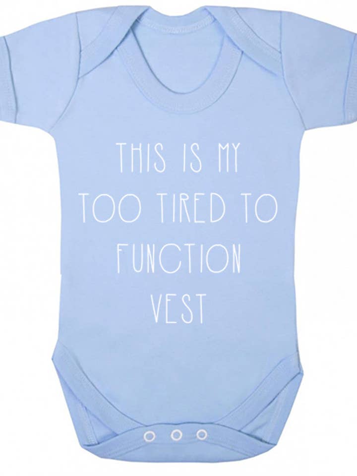 Te moe om te functioneren Babyvest K0257 voor wholesale door Illustrated Identity